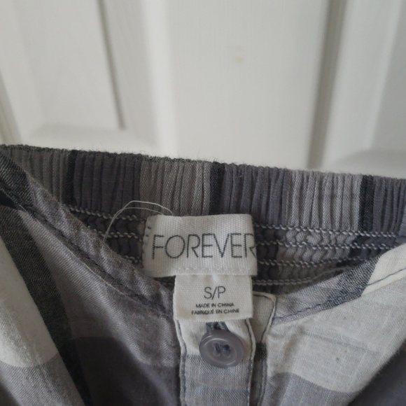 Checkered spaghetti strap shirt - Picture 2 of 3